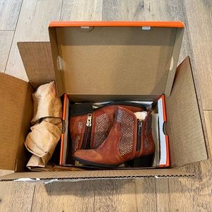 Circle G women’s studded booties round toe. Coral. Comfortable. Excellent deal.